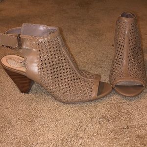 Vince Camuto peep toe beige mini heel